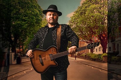 Martin Sexton holding guitar Photo