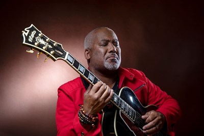 Jonathan Butler holidng guitar Photo