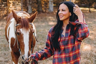 Sara Evans with a horse Photo