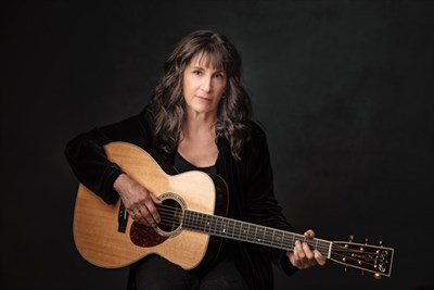 Karla Banoff holding guitar Photo