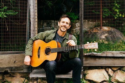 Glen Phillips holing guitar Photo