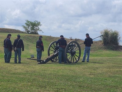 Civil War soldiers firing a cannon Photo