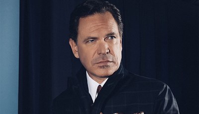 Kurt Elling wearing a plaid coat. Photo
