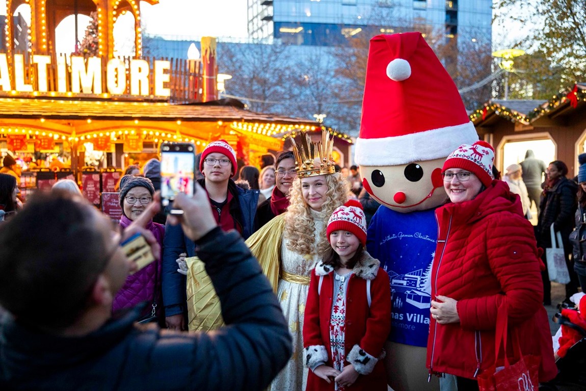 Christkind with mascot and visitors Photo