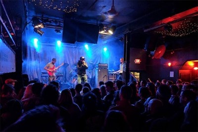 band performing Photo