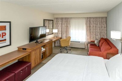 Guest room at Hampton Inn & Suites Glenarden/Washington DC Photo