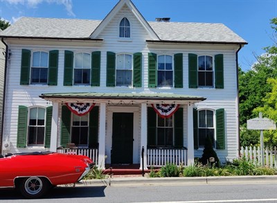 Strawberry Inn with civil war marker. Photo