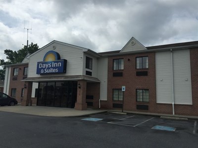 Days Inn by Windham-Cambridge exterior view Photo