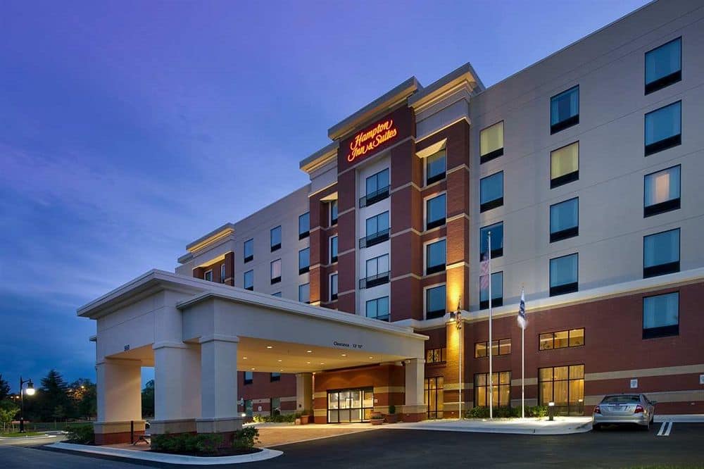 Hampton Inn &amp; Suites-Washington, DC North/Gaithersburg night exterior view Photo