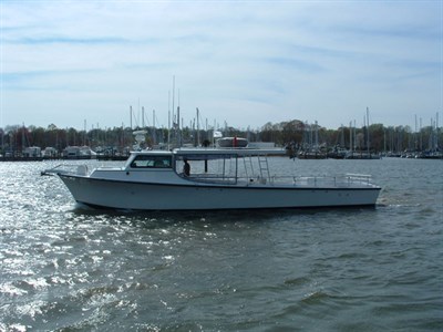 The Charter Boat &quot;Wound Tight&quot; works the mid-bay Photo