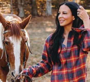 Sara Evans with a horse Photo
