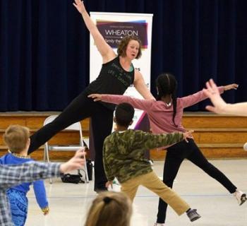 Kelly King Leads a Wheaton Family Theatre Series Event Photo