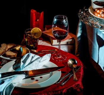 Dinner with a murder mystery performance Photo