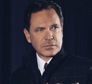 Kurt Elling wearing a plaid coat. Photo