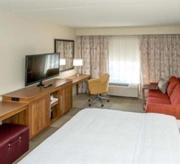 Guest room at Hampton Inn & Suites Glenarden/Washington DC Photo