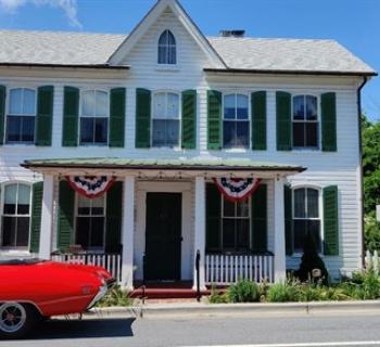 Strawberry Inn with civil war marker. Photo