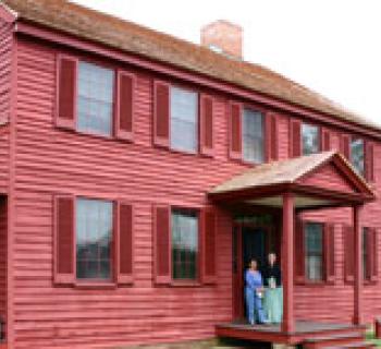 Photo of a red house Photo