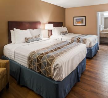 2 Queen Bedroom, all rooms have fridge, microwave, free breakfast/wifi/parking Photo