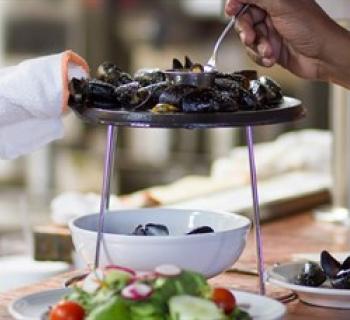 Picture of muscles in butter sauce with a beer Photo