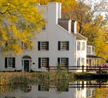 White building along a canal Photo
