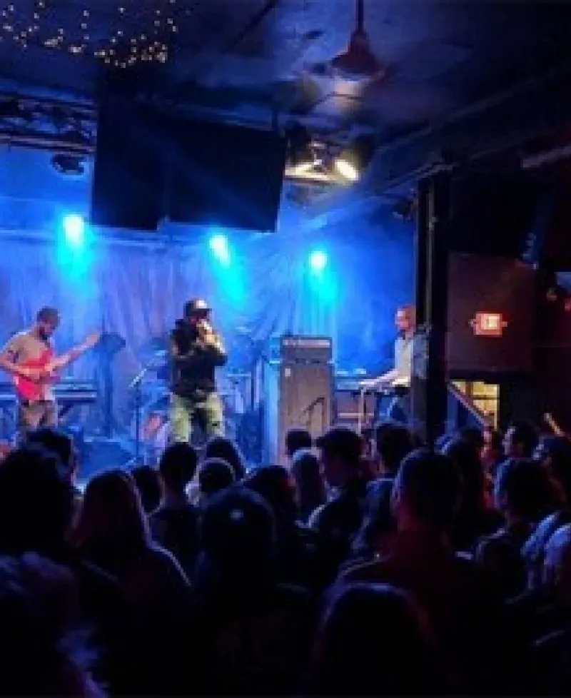 band performing Photo