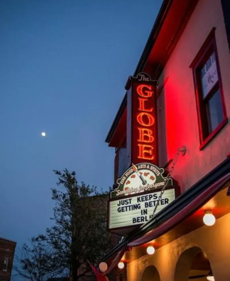 The Globe Restaurant and Bar exterior Photo