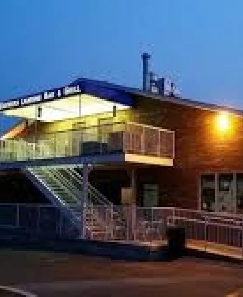 Brewer's Landing Bar and Grill exterior night view Photo