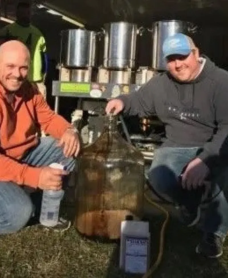 people brewing beer Photo