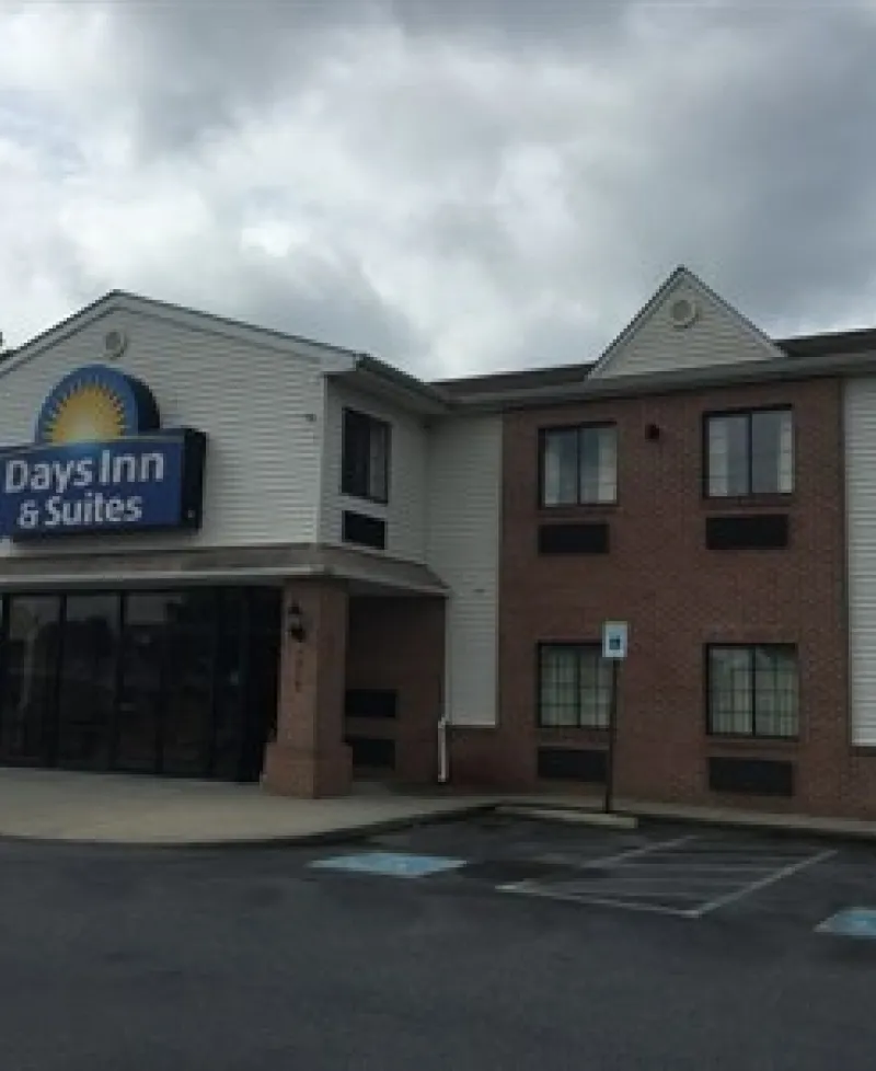 Days Inn by Windham-Cambridge exterior view Photo