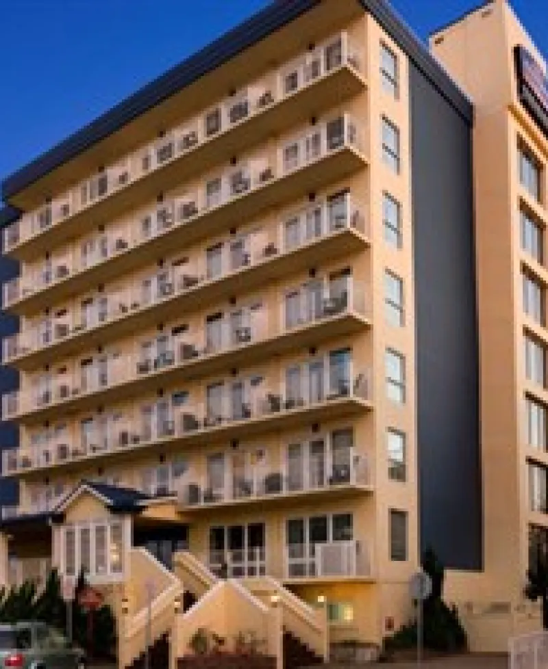 Howard Johnson-Oceanfront Plaza Hotel Photo