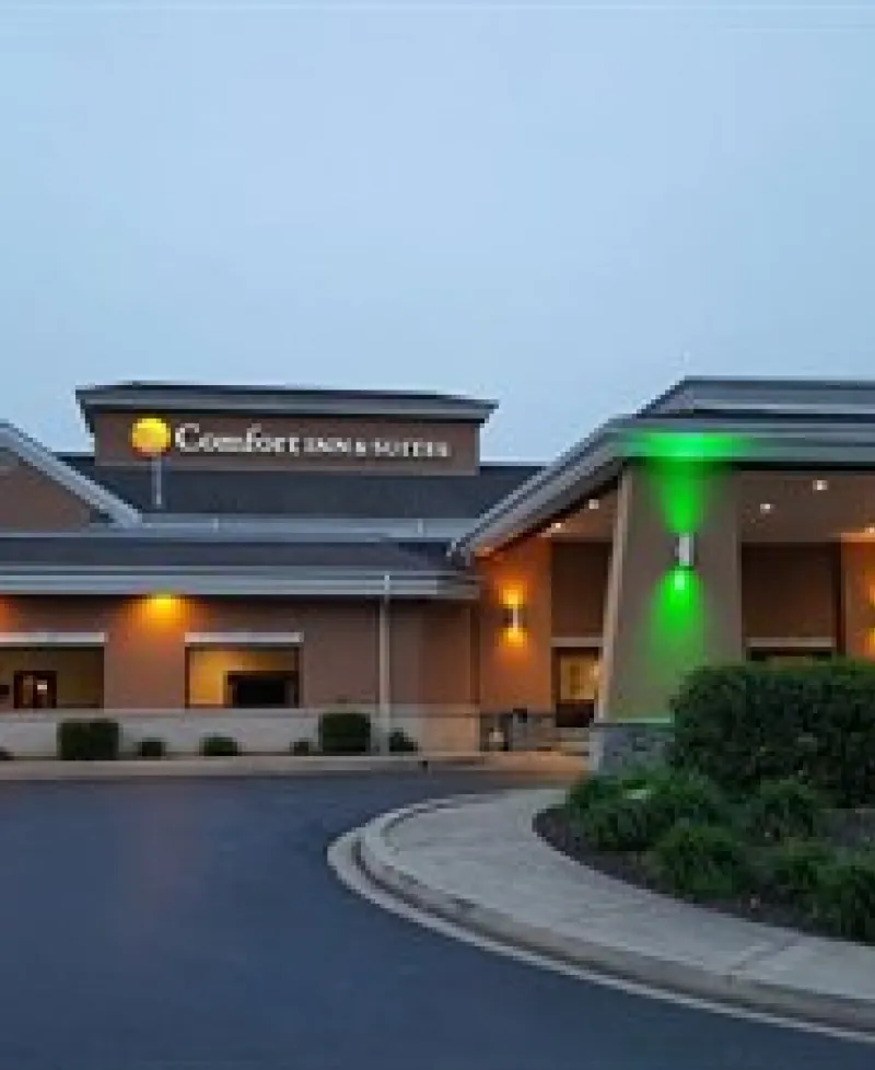 Comfort Inn &amp; Suites-North East Photo