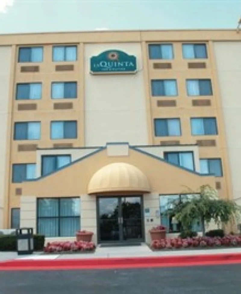 LaQuinta Inn &amp; Suites Baltimore North-White Marsh exterior view Photo