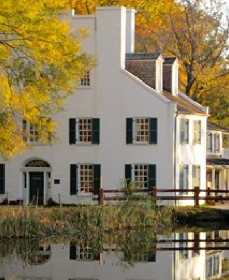 White building along a canal Photo
