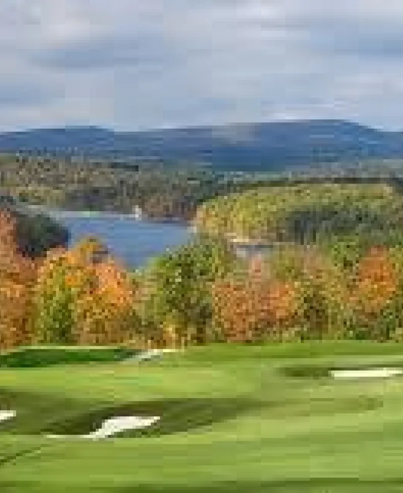 Picture of a green and sand traps at the Lodestone Golf Course Photo