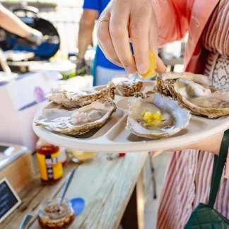 Platter of fresh oysters Photo