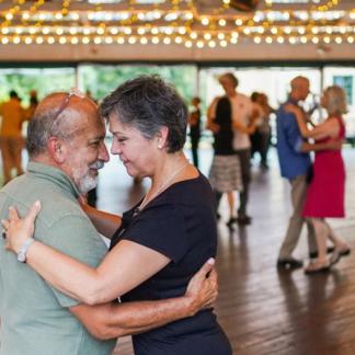 Couple dancing Photo