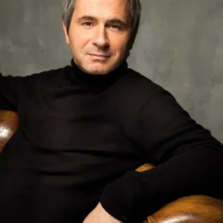 man in black sitting in chair Photo